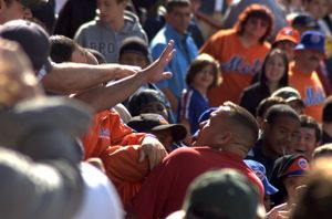 2007년 9월, 셰이 스타디움에서 뉴욕 메츠 팬들과 필라델피아 필리스 팬들 간의 난투극