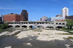 로체스터(Rochester, New York)에 있는 제2 제네시 수도교(Second Genesee Aqueduct)(브로드 스트리트 다리(Broad Street Bridge)라고도 함). 로체스터 지하철(Rochester Subway)을 지지했고 현재는 브로드 스트리트를 지지하고 있다.