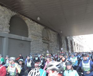 캠퍼스 아래로 FDR 드라이브가 지나간다.