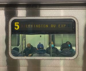 R142 열차 측면의 디지털 표지판