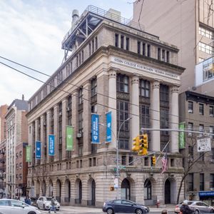 245 렉싱턴 애비뉴는 슈턴 여자대학의 캠퍼스 중심지입니다.