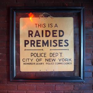 2016년 현대 스톤월 인에 걸린 "압수 수색 장소" 표지판