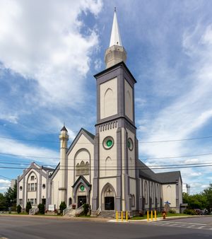 시청 근처에 있는 유티카 보스니아 이슬람 협회 모스크.
