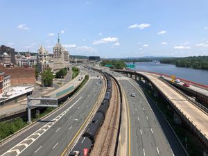 알바니 시내의 US 9/US 20/사우스 몰 아테리얼 "환형 교차로" 교차로에서 바라본 I-787 북쪽 방향
