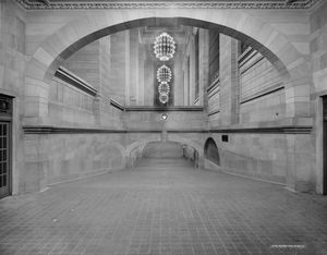 터미널의 넓은 경사로, 약 1913년 빈 상태로 보임