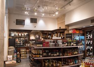 와인과 주류 상점의 붐비는 실내