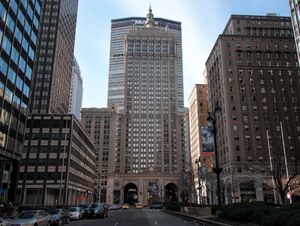 보다 현대적인 메트라이프 빌딩 앞에 있는 보자르 양식의 마천루