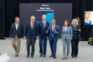 조 바이든 대통령이 시러큐스에서 캐시 호출 주지사, 산제이 메흐로트라 마이크론 CEO, 척 슈머 상원의원과 함께 마이크론 전시회를 둘러보고 있다.