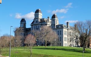 뉴하우스 계단에서 본 시러큐스 대학교 언어관