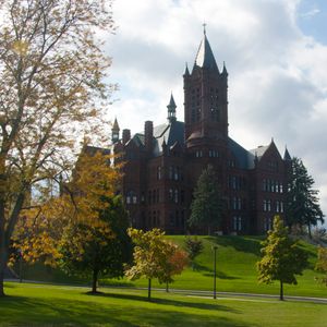 1889년에 완공된 로마네스크 양식 건물인 크라우스 칼리지는 미국 최초의 미술대학을 수용했다. 현재는 셋너 음악학교의 자리이다.