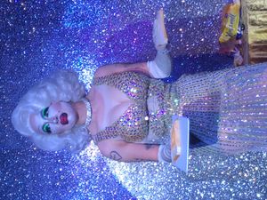 드랙퀸 공연자. 드랙 공연자는 본질적으로 트랜스젠더가 아니다.