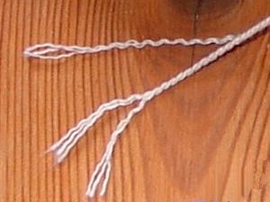 3가닥의 단사를 꼬아 만든 꼬임실