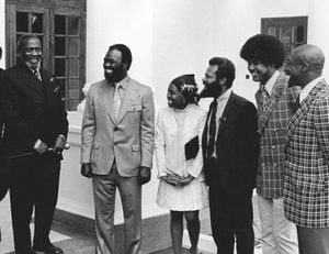 케냐타가 미국의 인종평등회의(Congress of Racial Equality) 대표단(로이 이니스 포함)을 만나는 모습