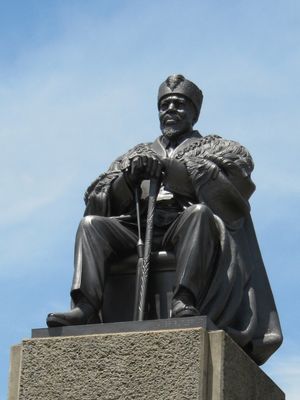 케냐타 국제컨벤션센터에 있는 제임스 버틀러(James Butler)가 제작한 케냐타 동상(1971년)