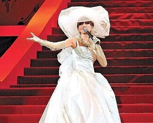 홍콩 콜리세움(Hong Kong Coliseum)에서 열린 "Anita Classic Moment Live 2003" 콘서트에서의 매염방