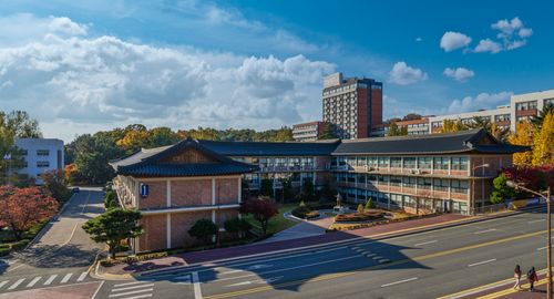 한남대학교 본관. 한남대학교 초대총장인 윌리엄 린턴 기념관이라고 불리며, 학교에서 가장 오래된 건물이다.