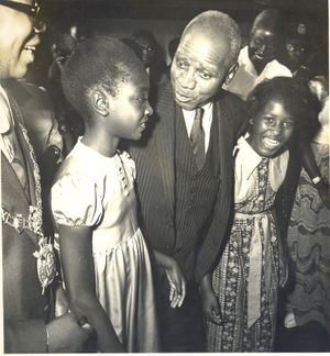 잠비아에서 어린 소녀들과 함께 있는 은과지(카운다 대통령).