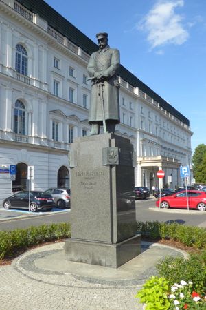 피우수트스키 동상 바르샤바 피우수트스키 광장—폴란드 전역에 있는 많은 조각상 헌정물 중 하나