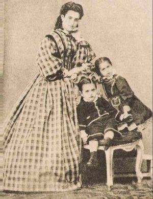 어린 시절 어머니 자넷과 누이 파울린과 함께 있는 헤르츨