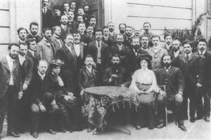 제6차 시온주의 회의에서 기자들과 함께한 테오도르 헤르츨. 그의 옆에 앉아 있는 사람은 시오니스트 신문 디 벨트의 편집자 Z. 베르너입니다.