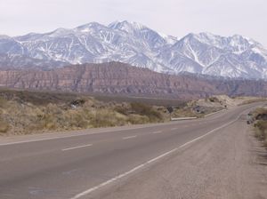 국도 7호선에서 바라본 눈 덮인 안데스 산맥