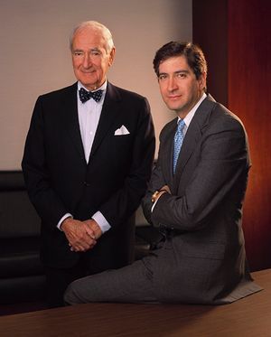 1999년 필라델피아 본사에서 컴캐스트 설립자 랄프 J. 로버츠(Ralph J. Roberts)와 그의 아들 브라이언 L. 로버츠(Brian L. Roberts)