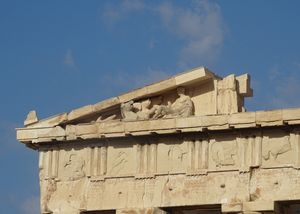 파르테논 신전에 남아있는 동쪽 페디먼트의 일부 (디오니소스와 같이 일부는 복제품임)