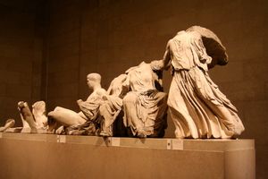 대영박물관에 전시된 파르테논의 페디먼트 조각상 중 일부