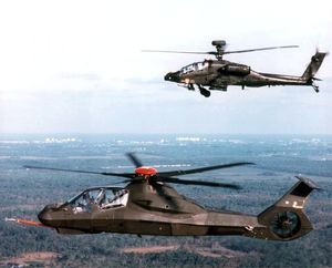 AH-64 아파치와 시험비행 중인 RAH-66 코만치