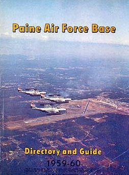 페인 공군기지(Paine AFB) 안내, 1959-1960. 표지 사진은 북서쪽에서 기지를 바라보는 모습이며, 활주로 상공을 비행하는 세 대의 F-89 스콜피온(F-89 Scorpion) 편대를 보여줍니다.