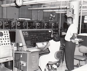 1960년경 국세조사국 UNIVAC I과 2명의 운영자
