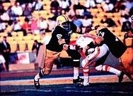 그린베이 패커스는 첫 AFL–NFL 챔피언십 게임인 슈퍼볼 I에서 캔자스시티 치프스를 물리쳤습니다.