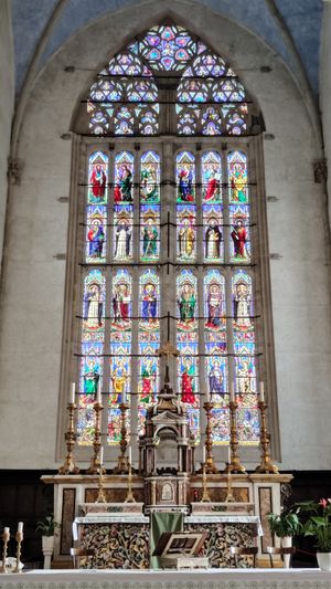 페루자 산 도메니코 성당(1411년)의 스테인드글라스 창문은 높이 23미터, 너비 8미터로 세계에서 가장 크다.