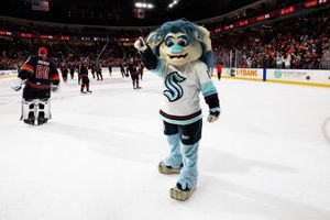 파란 머리의 트롤이 시애틀 크래켄 하키 저지를 입고 있다