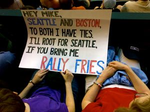 랠리 프라이즈를 요청하는 보스턴 레드삭스 팬들이 든 팻말