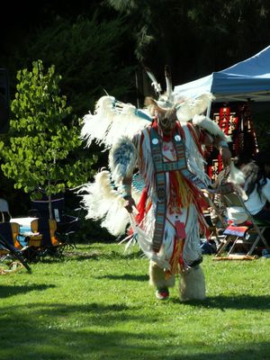 북부 평원 스타일 남성 꾸미기 춤추는 사람, 캘리포니아, 2005