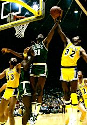 1985년 NBA 파이널에서 존슨(오른쪽)과 보스턴 셀틱스의 세드릭 맥스웰(Cedric Maxwell)(왼쪽)의 대결