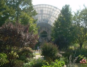 오클라호마시티 도심 중심업무지구의 중심인 마이리어드 식물원(Myriad Botanical Gardens)