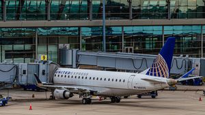 윌 로저스 월드 공항 동쪽 콘코스에 있는 유나이티드 항공 Embraer 170 항공기