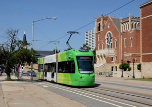 오클라호마시티 노면전차 시스템의 노면전차가 시내의 유서 깊은 제일연합감리교회를 지나가는 모습