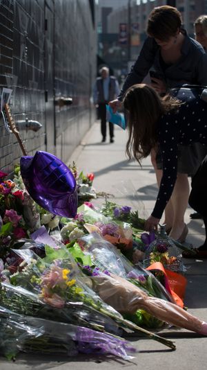 사망 후 팬들이 프린스의 별이 그려진 First Avenue 나이트클럽 앞에 꽃, 보라색 풍선 및 기타 추모물을 남겼다.