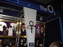 프린스(Prince) 이름을 나타내는 심볼(중앙)