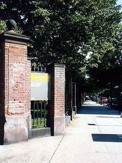 홀 스트리트의 보행자 출입구