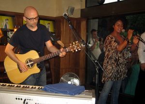 2008년 조이 맬컴과 함께 기타를 연주하는 모비