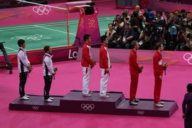 이용대(왼쪽)는 2012 런던 올림픽 시상대에 서 있다