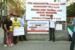하노버의 시리아 공동체 구성원들이 구타 화학 공격 2주년(2015년 8월 21일)에 바샤르 알 아사드에 항의하는 모습.