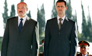 2003년 12월 시리아 국빈 방문 중 시리아 대통령 바샤르 알 아사드와 함께 있는 알렉산드르 루카셴코