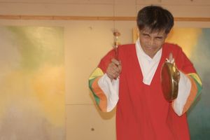 오늘날 대부분의 쇠 연주자는 첫 번째 손가락이나 엄지손가락으로 매달아 왼손으로 악기를 잡는다.