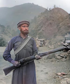 채색된 파키스탄 아자드 카슈미르 민병대원 사진