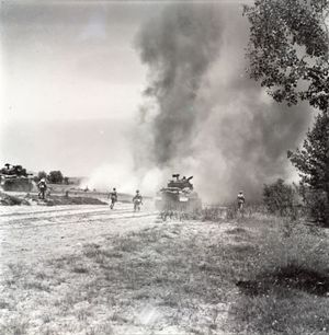 파키스탄군 셔먼 중형전차와 보병이 포격을 받으며 전진하고 있다.